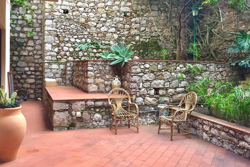 Casa de Férias Gorgeous Apt In Taormina City Center + Free Parking